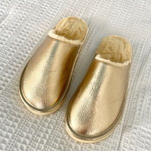 NEW ✨ Monki Mule Faux fur slippers in gold